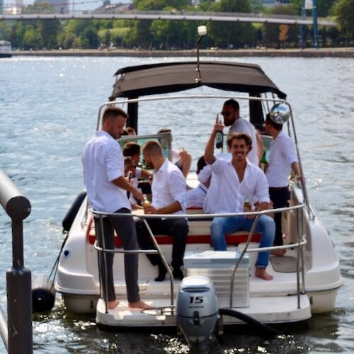 Gruppe von Männern die ein Boot mieten ohne Führerschein