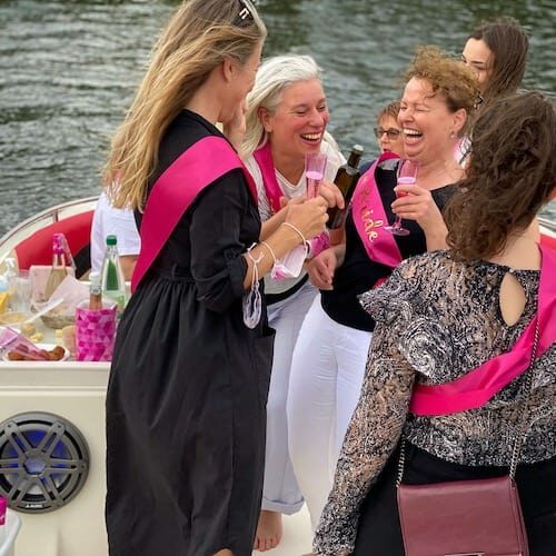 Gruppen älterer Frauen beim JGA auf einem Partyboot