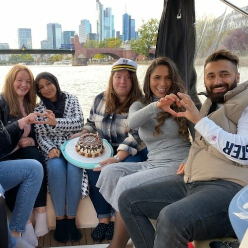 Frauen bei einer Geburtstagsparty auf einem Boot in Frankfurt