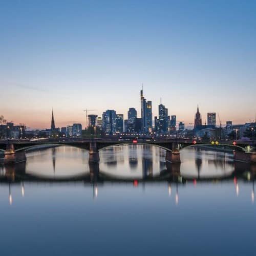 Architektur von Frankfurt beim Sonnenuntergang