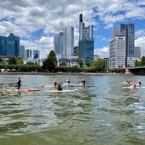 Gruppenaktivität auf dem Wasser mit SUP Surf Board in Frankfurt