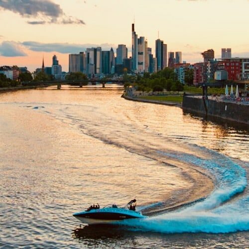 Speedboot in einer Kurve auf dem Main mit Frankfurt´s Skyline im Hintergrund