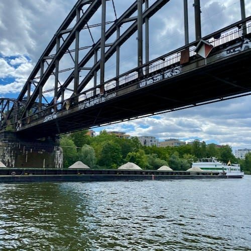 Schiff unter einer Brücke in Frankfurt vom Boot aus aufgenommen
