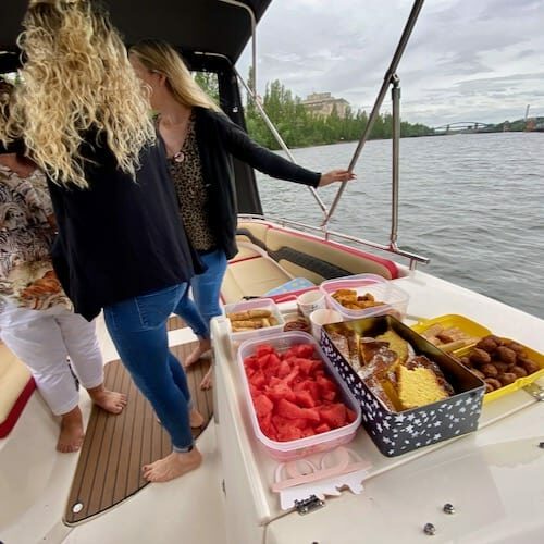 Kuchen, Snacks, Frikadellen und Essen an Bord der Bootsfahrt auf dem Main