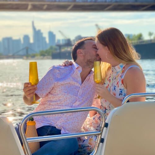 Zwei Personen als Paar auf einem Boot in Frankfurt