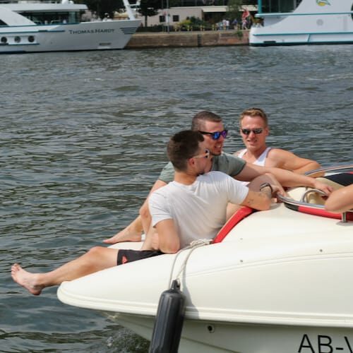 Männer beim Boot mieten in Hessen