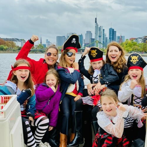 Piratenabteuer mit Kinder auf einem Boot