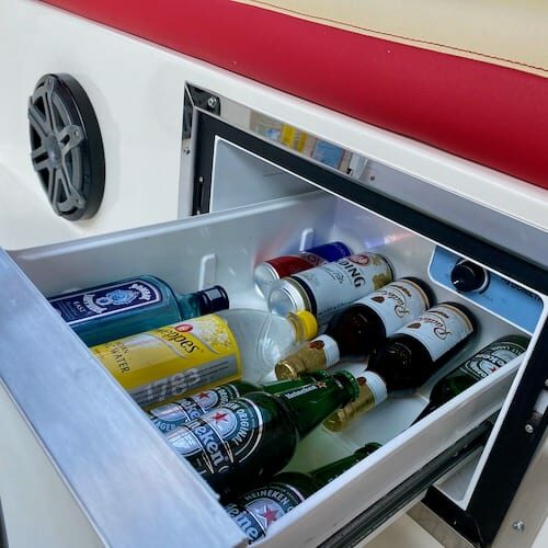 Kühlschrank an Bord des Partyboot