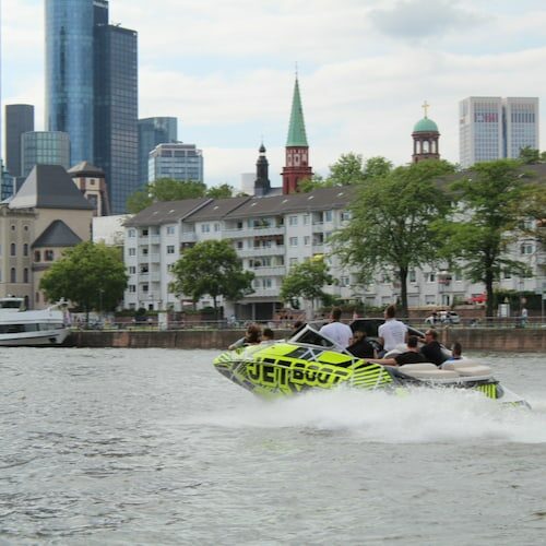 Speedboot auf dem Main in der Altstadt in Frankfurt