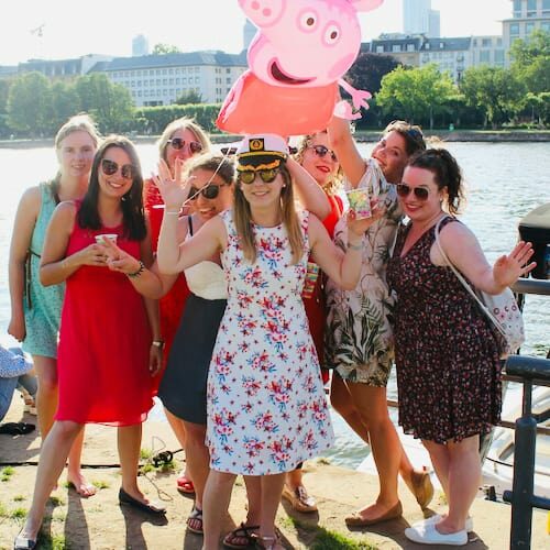 Geburtstagsparty in Frankfurt junge Frauen am Startpunkt vom Partyboot