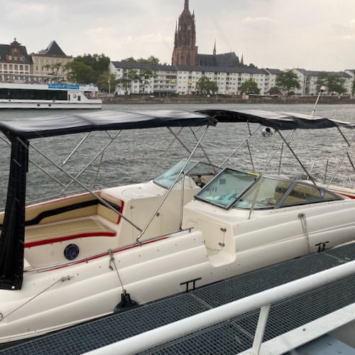 Partyboot im Regen bei einem Platzregen in Frankfurt mit Dom im Hintergrund