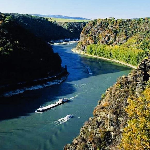 Rhein Bootstour im Loreley Canyon des Weltkulturerbe Mittelrheintal bei Rüdesheim