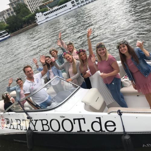 Gruppen von Frauen bei einer Bootstour in Frankfurt mit Action und Speedboot