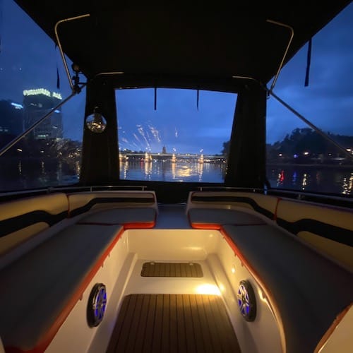 Boot im dunklen mit Innenbeleuchtung