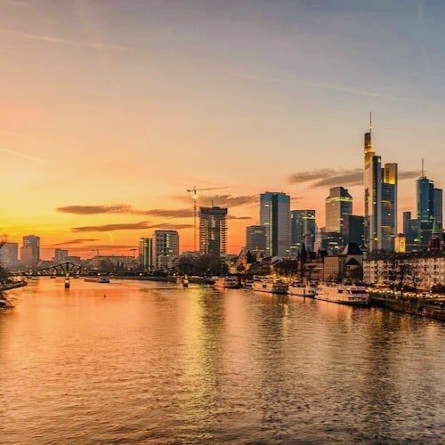 Sonnenuntergang in Frankfurt vor Skyline die sich im Main spiegelt
