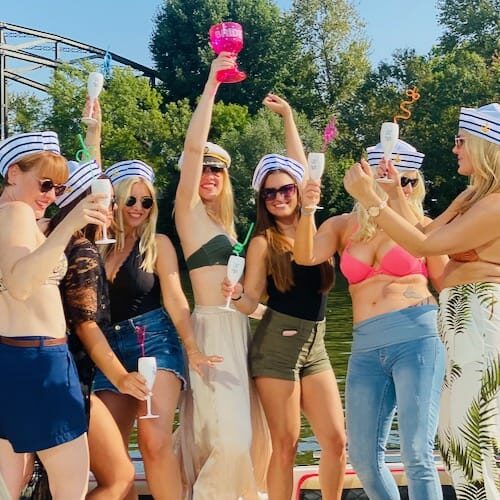 Frauen bei einer Party während einer privaten Bootstour im Sommer