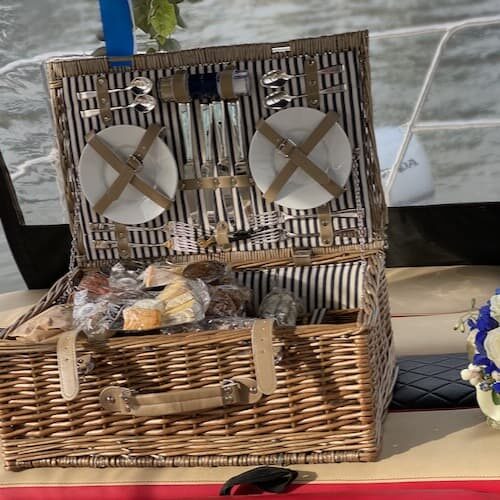 Fingerfood und Picknickkorb als Essen bei Bootsfahrt auf dem Main