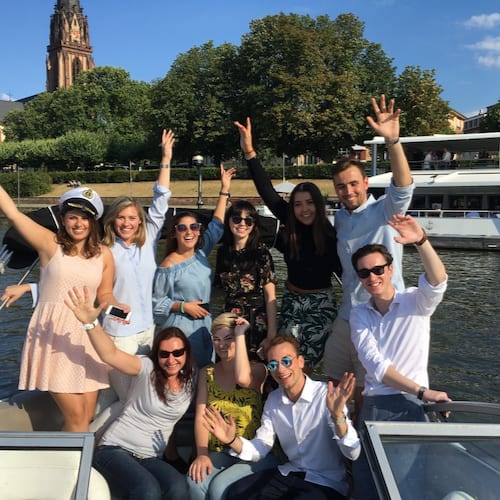 Firmenevent in Frankfurt mit Gästen auf einem Speedboot