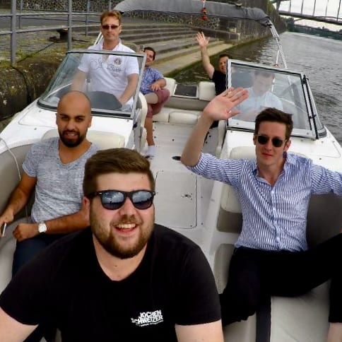 Firmenevent in Eventloation für Jochen Schweizer Corporate Events mit Gästen auf einem Speedboot