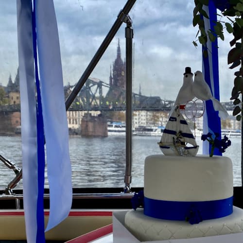 Eiserner Steg für Hochzeitsfotos mit Torte auf einem dekorierten Partyboot