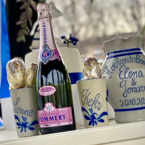 Hochzeitslocation in Frankfurt mit Bembel und Champagner auf einem dekorierten Boot