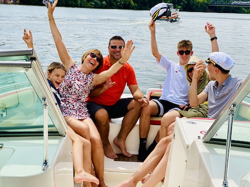 Idee Geburtstag Corona mit der Familie auf einem Boot in Corona Zeiten