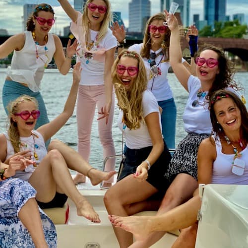 Frauen mit Partystimmung während einer Bootsfahrt in Frankfurt