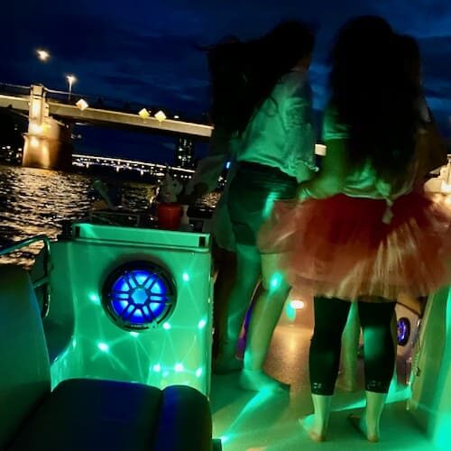 JGA Party auf dem Partyboot bei Nacht