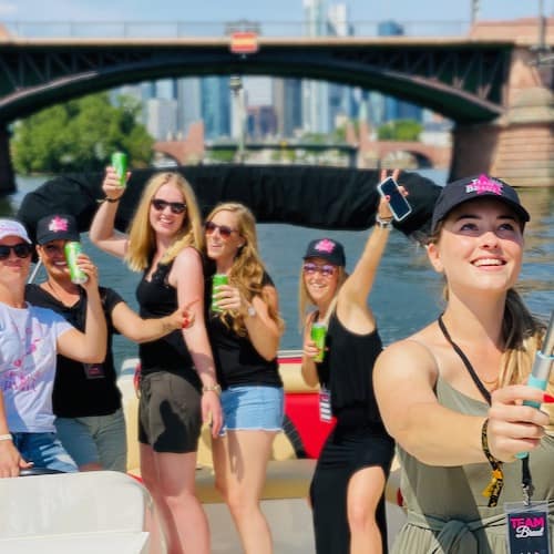 Frauen auf dem Partyboot beim Selfie vor der Skyline in Frankfurt