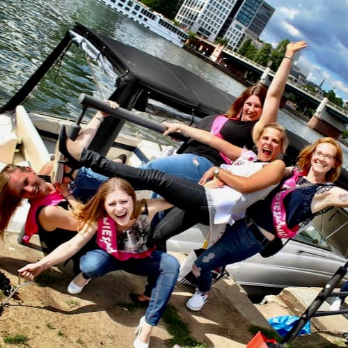 Frauen beim Gruppenbild eines JGA in Frankfurt mit guter Laune und Spass