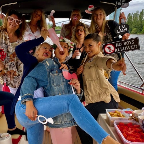 Gruppen von Frauen beim Gruppenbild während einer Bootstour auf dem Main