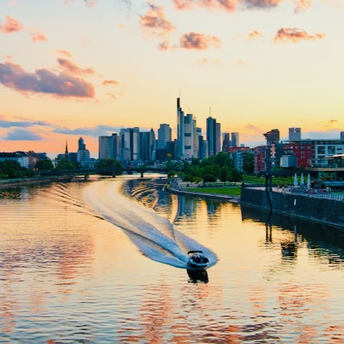 Schnelles Motorboot in Frankfurt 