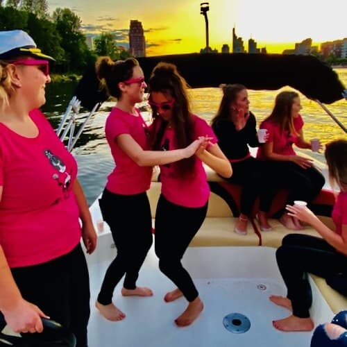 Frauen beim tanzen während einer Bootsfahrt in Frankfurt
