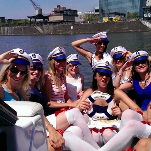 Motto Sailorgirl bei einem JGA auf dem Partyboot in Frankfurt