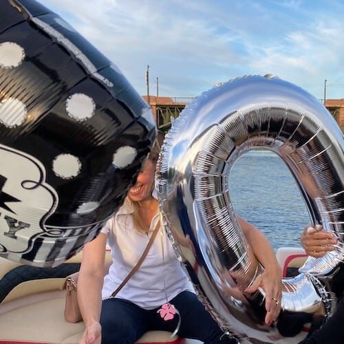Luftballons als Deko auf dem Partyboot