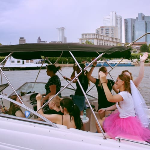 Langer JGA bei einer Bootstour auf dem Main mit Frauen