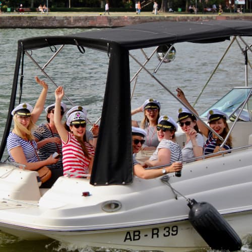 Motto Marine und Seefahrt bei einem Frauen JGA in Frankfurt auf einem Boot