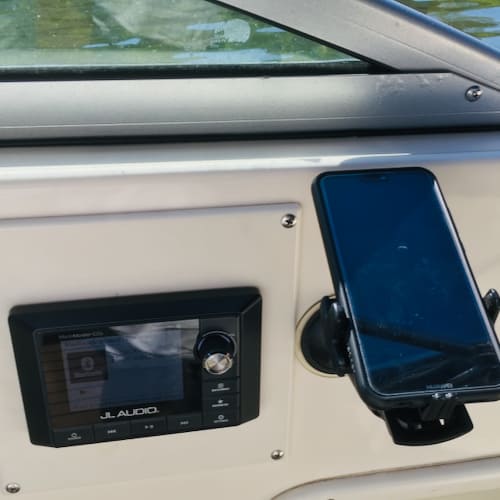 Hifi-Anlage auf dem Partyboot mit Bluetooth Verstärker und Smartphone