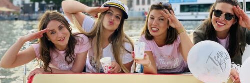 Frauen auf einem Partyboot in Frankfurt die ein Kussmund zuwerfen Partyschiff mieten als Partylocation