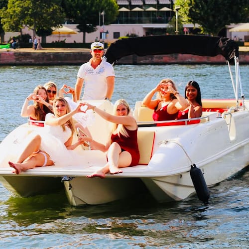 Kleine Gruppe auf dem Partyboot in Frankfurt in Corona Zeiten