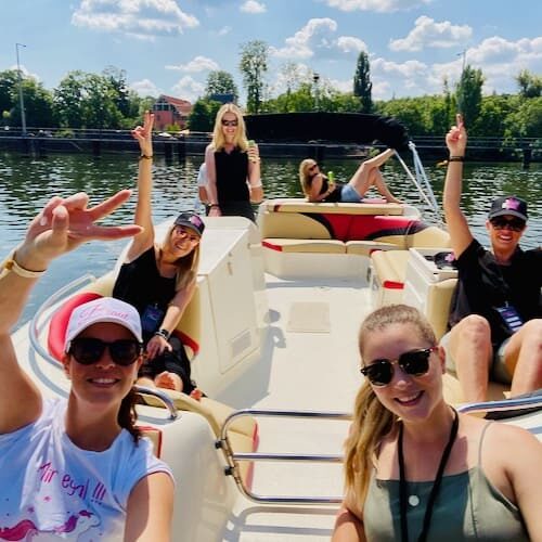 Frauen auf Partyboot mit 1,5 Meer Abstand