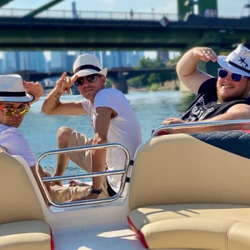 Bootstour in Frankfurt mit Männer vor der Skyline auf einem Boot