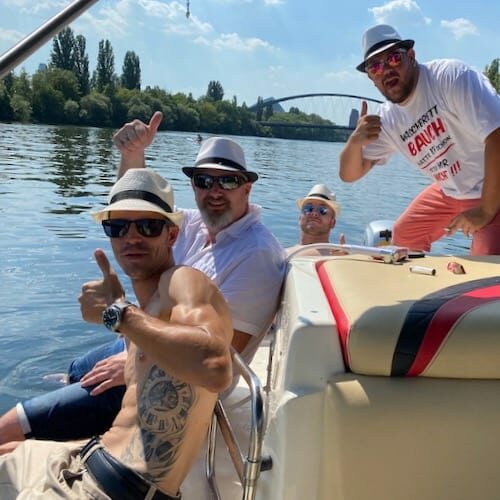 Männer im Sommer auf einem Boot beim JGA