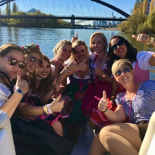 Frauen im Dirndl bei Oktoberfest Party in Frankfurt auf einem Boot