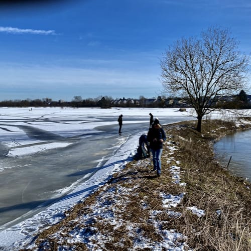 Romantischer Winterspaziergang bei Kaiserwetter auf einem zugefrorenen See