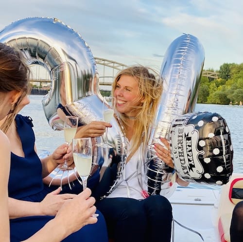 Frauen bei einem runden Geburtstag mit Luftballon und bei Geburtstagsfeier auf einem Partyboot auf dem Main