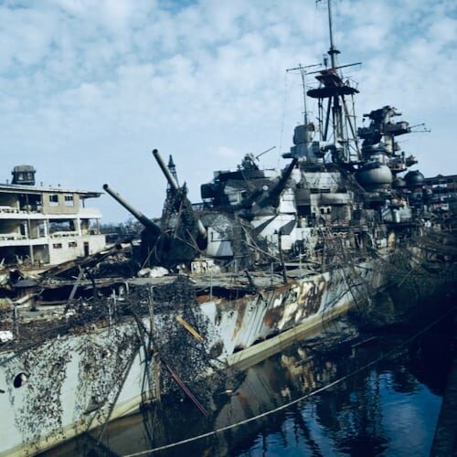 Zerstörte Fregatte im Frankfurter Osthafen nach dem WWII