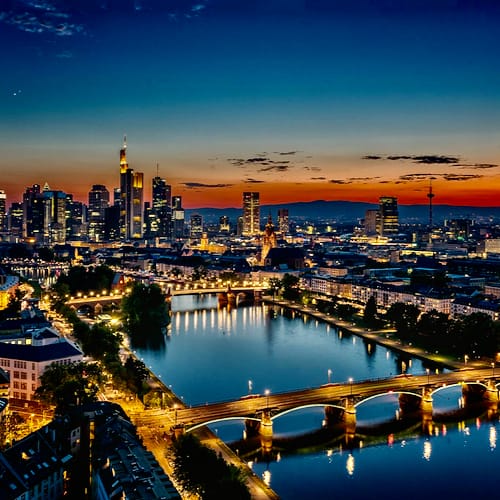 Frankfurt mit seinem Brücken und Uferparks bei Sonnenuntergang