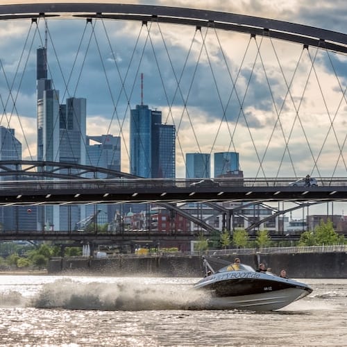 Schnelles Speedboot mit Skyline Frankfurt im Hintergrund