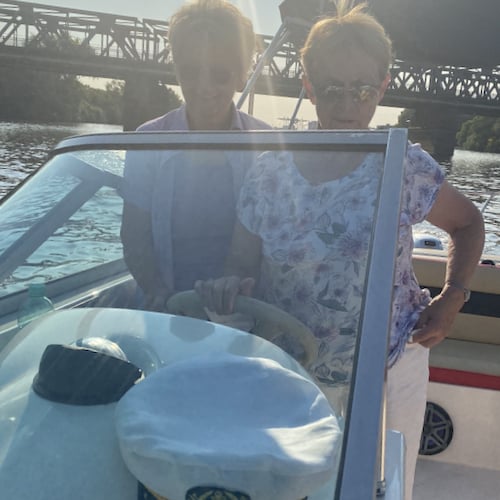 Zwei ältere Damen in einem Speedboot auf dem Main 
